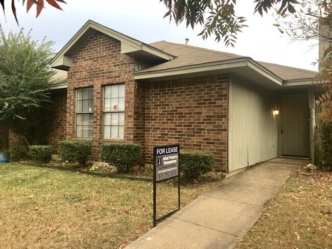 Building Photo - 3-2 DUPLEX! AVAILABLE NOW