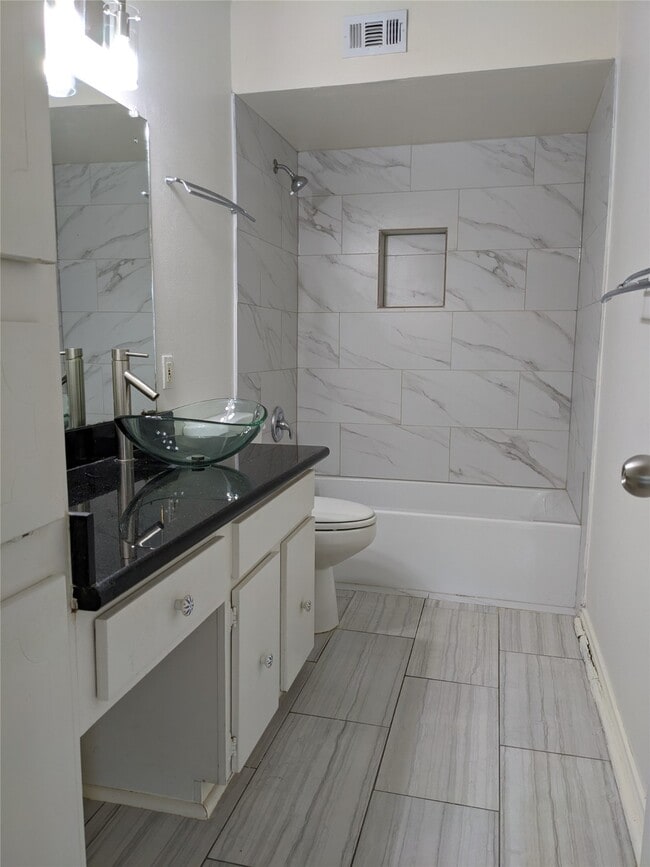 Building Photo - 361 N Post Oak Ln