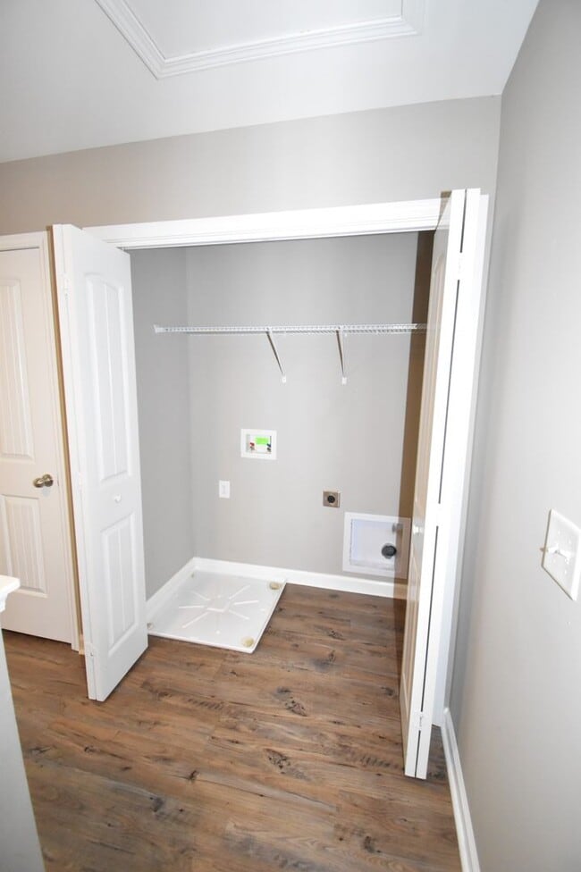 Building Photo - 2 bedroom Dog Friendly Condo For Rent Near...