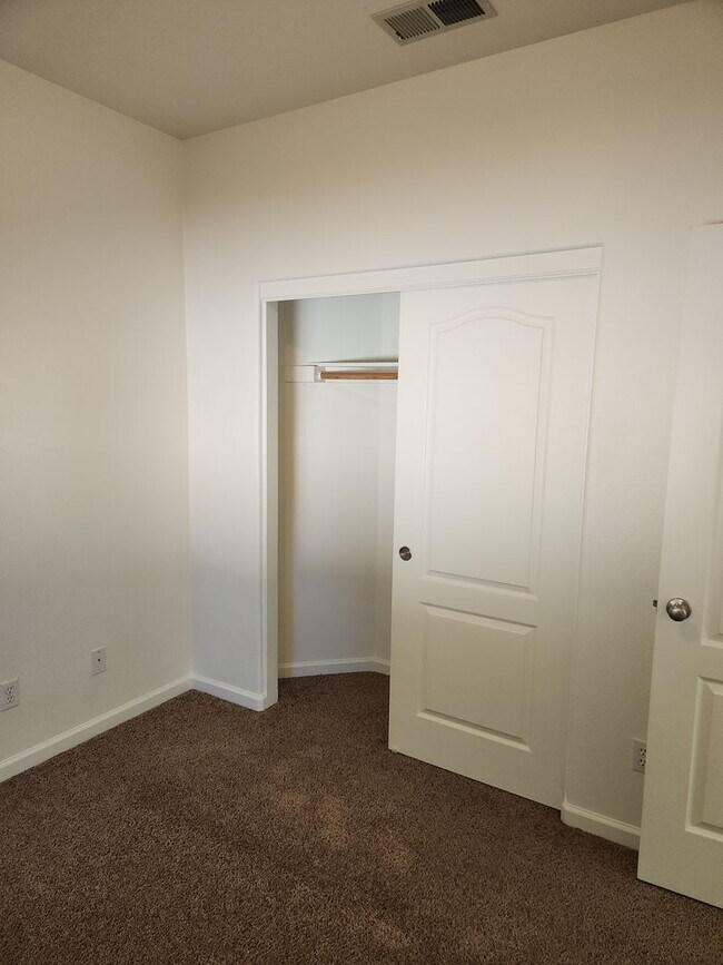 Building Photo - Lovely 3 bedrooms, 2 bathrooms located in ...