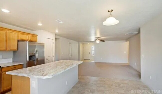 Building Photo - "Charming 3-Bed, 2-Bath Home with Spacious...