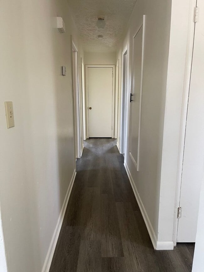 Building Photo - 3 Bedroom House Available Now!!