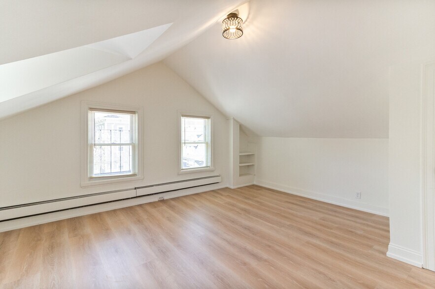 Building Photo - 169 Waterman St