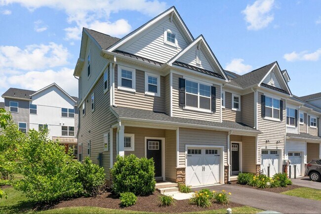 Building Photo - Elegant 3-Bedroom Home in Isaac Court. Available the Second Week of October!