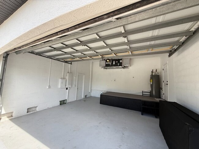 Building Photo - 1550 Center Rd