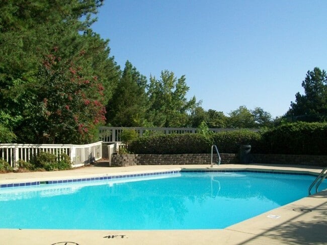 Building Photo - Updated, polished 2br END UNIT in Mill Cre...