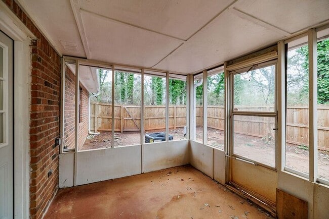 Building Photo - 112 Upland Ct