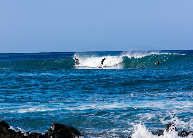 Surfing at the end of the street - 69-1647 Puako Beach Dr
