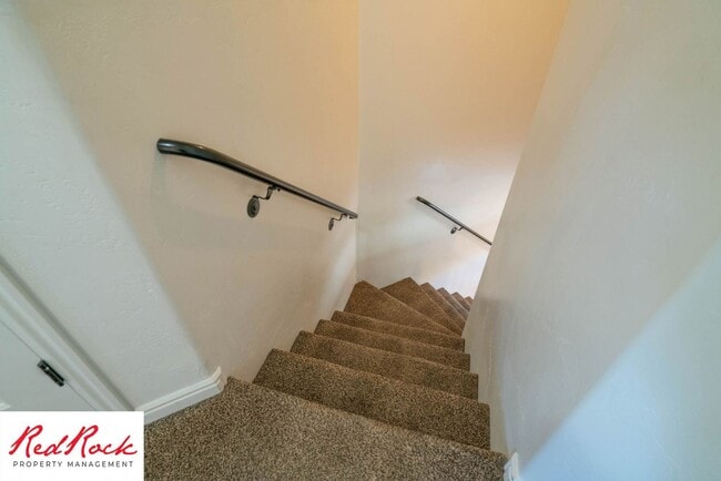 Building Photo - 3 Bedroom & 2.5 Bathroom & Dog Friendly!