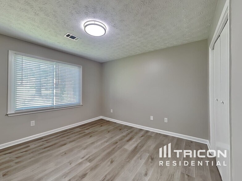 Building Photo - 166 Hill Ln