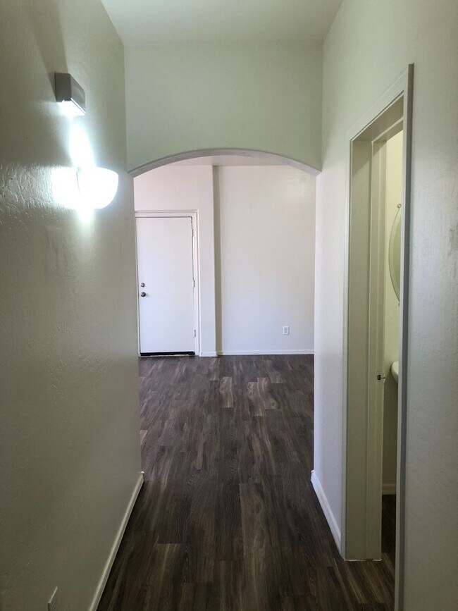 Building Photo - 3 bedroom 2.5 bath home - 2 car garage - S...