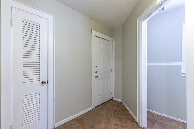 Building Photo - Large 2 story Home