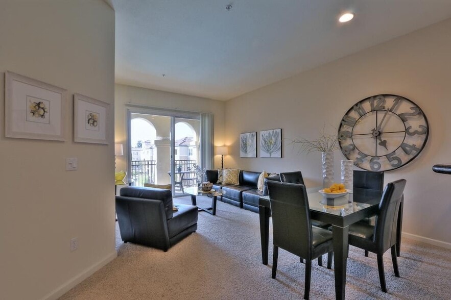 Living room - 1883 Agnew Rd