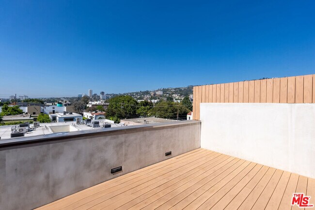 Building Photo - 855 Croft Ave