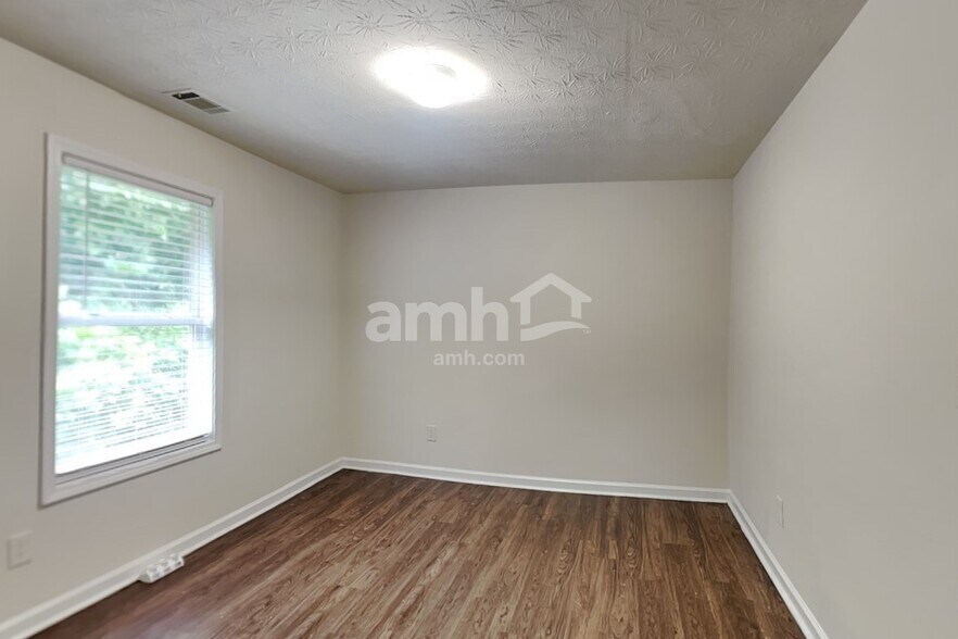 Building Photo - 413 Marsh Lake Rd SE