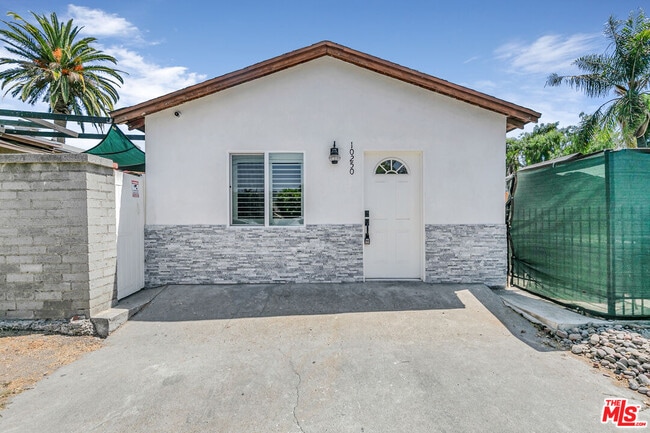Primary Photo - 10250 Stagg St