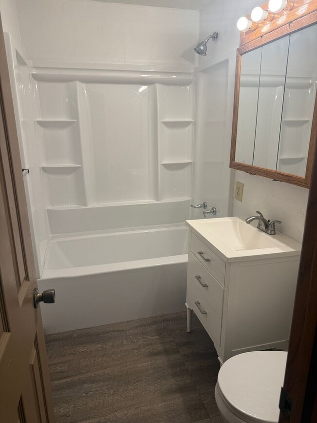 Building Photo - Charming 2-Bedroom Home for Lease – El?Ren...
