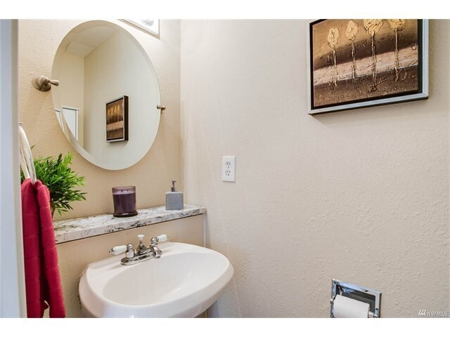 Building Photo - Beautiful 2 Bed 1.5 Bath in Sought After Woodridge, Bellevue.
