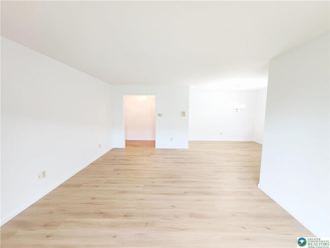 Building Photo - 4501 N Hedgerow Dr