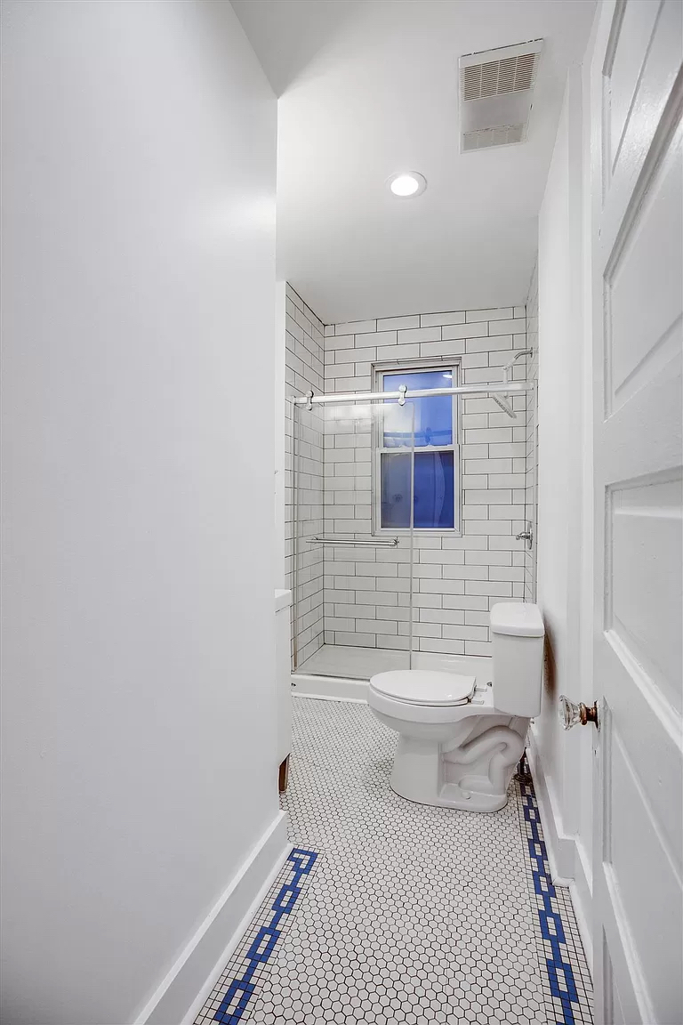 Building Photo - 218 E 50th St