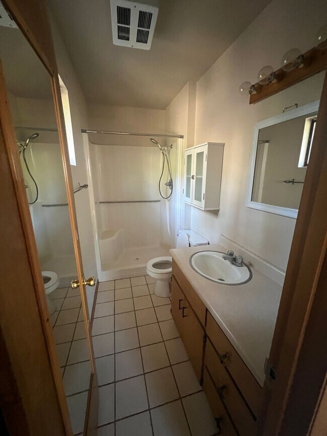 Building Photo - (LEASE PENDING) Large 3 Bed/2 Bath HOUSE i...