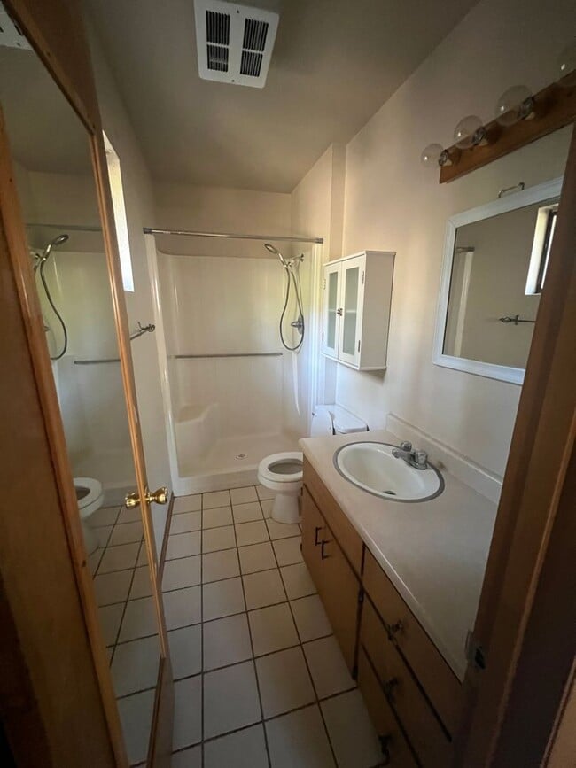 Building Photo - NEW CARPET NEW PAINT! Large 3 Bed/2 Bath H...