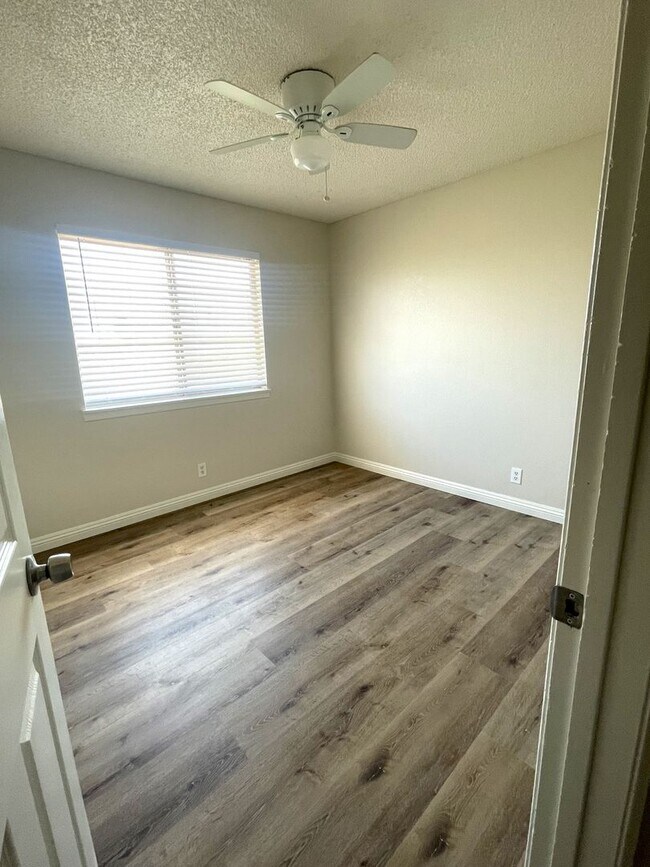 Building Photo - Recently Renovated and Move In Ready!