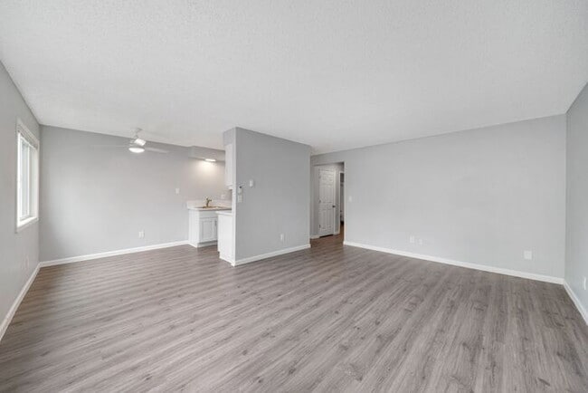 Building Photo - Look no Further, Tyee offers a SUPER 2bed/1bath! Call now for details and a showing!