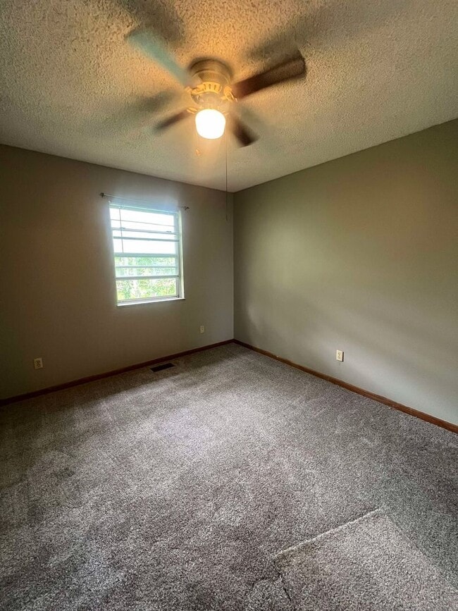 Building Photo - COMING SOON: Spacious 3BR/2BA Home In Webb City, MO with shed and bonus room!!