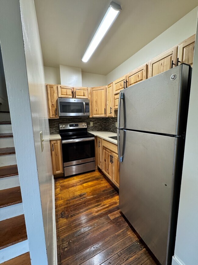 Kitchen area off foyer - 911 Campbell Ave SW