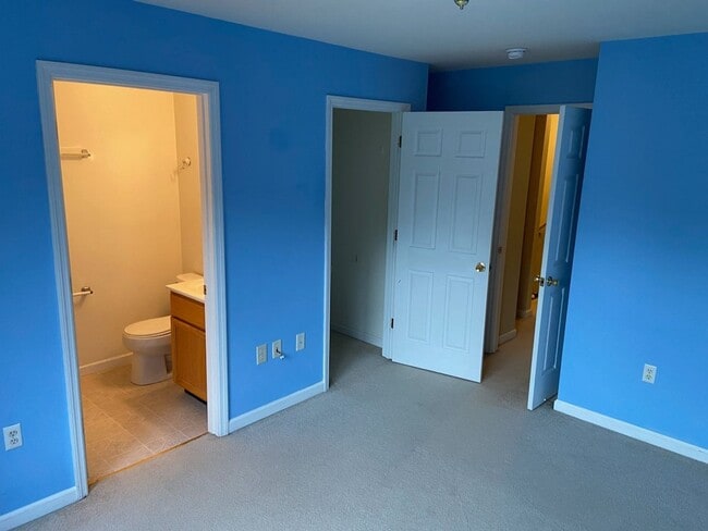 Building Photo - Townhouse located at Pikes Place