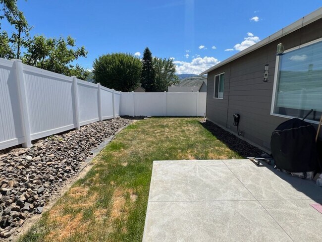 Building Photo - 3 bed/2 bath rambler style home! Double ga...