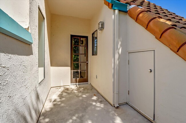 Building Photo - 2BR/2.5BA Home in Cupertino with High Ceil...