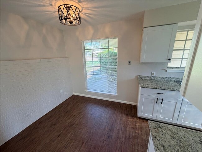 Building Photo - 8520 Woodstone Dr