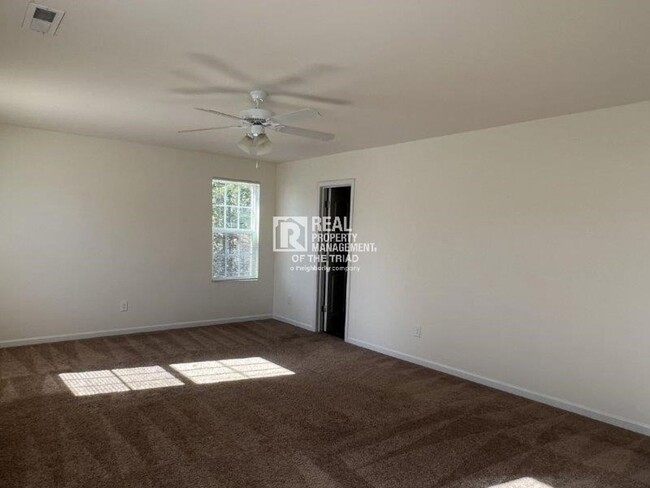 Building Photo - *Move in Special* - Newer Construction 4 B...