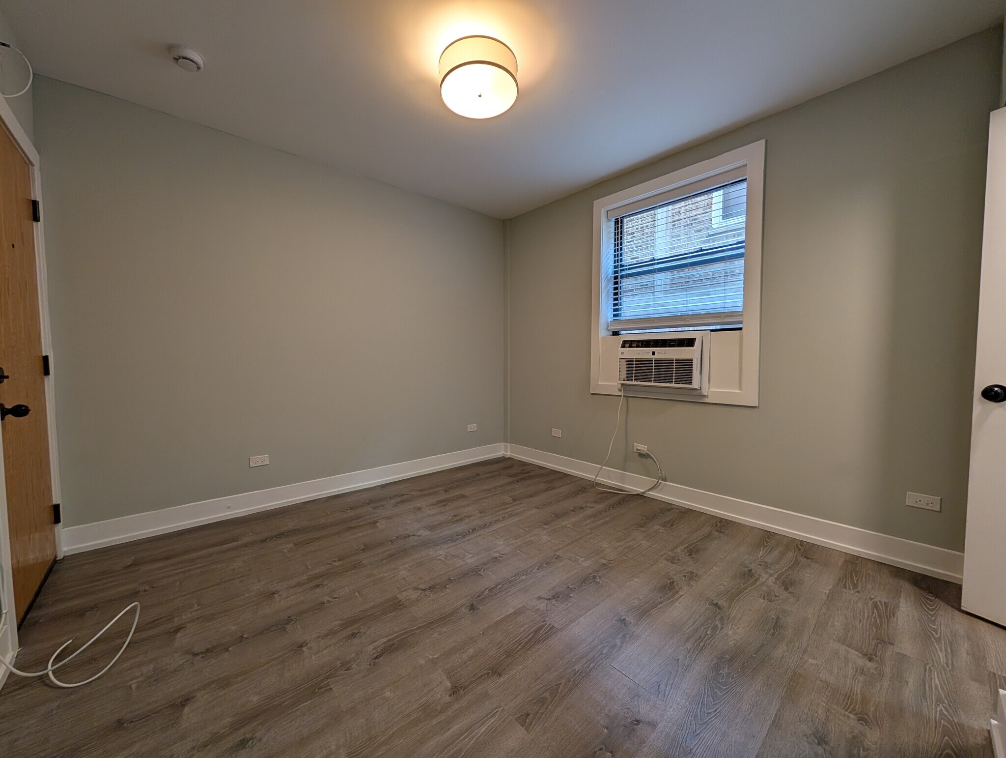 Building Photo - 515 W Belmont Ave