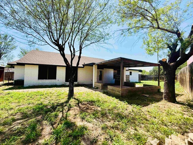 Building Photo - 907 Sandy Ln
