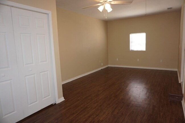 Building Photo - 3 Bedroom 2 Bathroom with Bonus Room