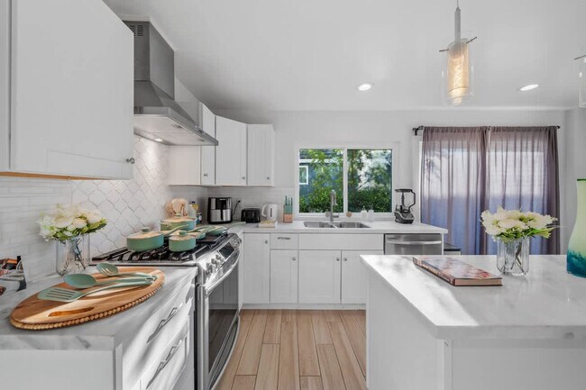 Building Photo - 9737 Benavente Pl