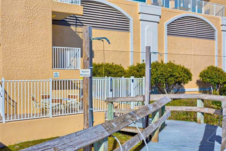 Building Photo - 365 E Beach Blvd