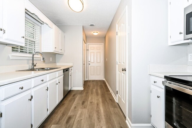 Building Photo - 2014 Penmar Dr