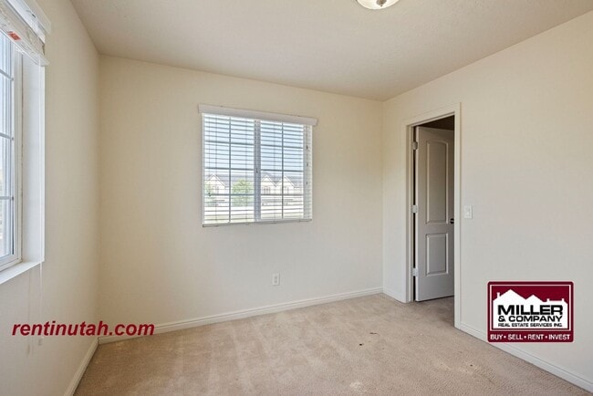 Building Photo - Cute Town House in gated community!!
