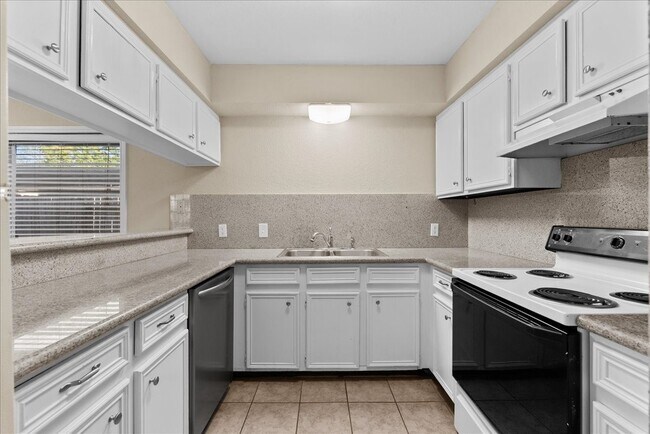 Building Photo - 1448 Silverpines Rd