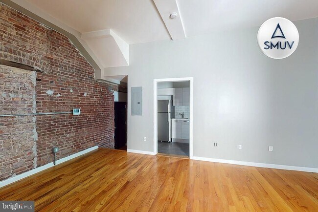 Building Photo - 231 E North Ave