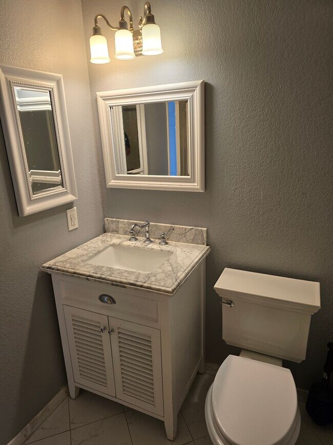 Building Photo - Three bedroom, three bathroom townhouse wi...