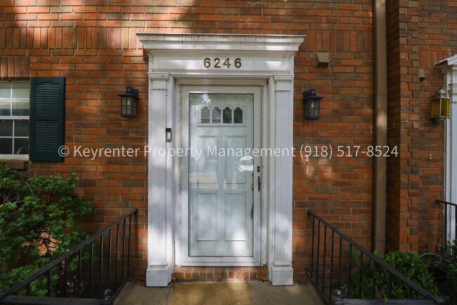 Building Photo - Beautiful South Tulsa 2 bedroom 1.5 Bath Condo! Available Now!