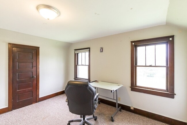 Building Photo - Close to Campus