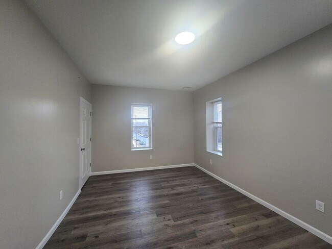 Building Photo - ?1 Month FREE! Charming 1 BR/1 BA in Bethlehem with In-Unit Laundry & Parking