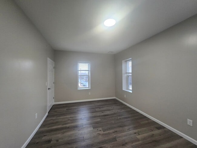 Building Photo - NEW LISTING: 1-Bed w/ Private Laundry & Parking