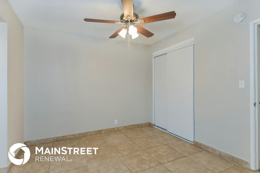 Building Photo - 3701 E Dover Stravenue